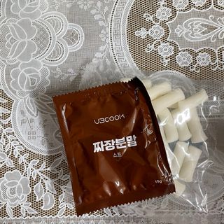 유비쿡 컵떡볶이 매운컵떡볶이2개/ 짜장컵떡볶이 2개  총 4개세트 — 5점을 준 리뷰어가 2021년 2월 올린 사용 사진