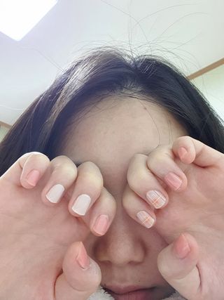 데싱디바 글레이즈 젤네일 네온체크 네일_4종 중 택 1 — 5점을 준 리뷰어가 2021년 8월 올린 사용 사진