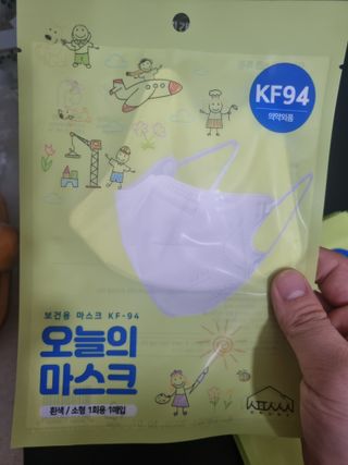 [심폐소생소] 오늘의마스크 KF94 소형 초등학생 어린이 마스크 — 5점을 준 리뷰어가 2022년 1월 올린 사용 사진
