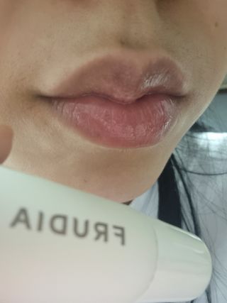 [후르디아] 올리브영 착한보습 비건 립버터 2종 — 5점을 준 리뷰어가 2023년 1월 올린 사용 사진