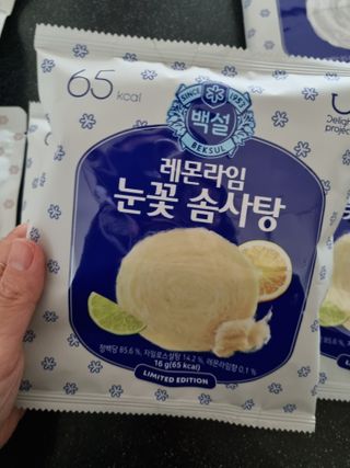 딜라이트 프로젝트  달콤한 눈꽃 간식세트( 눈꽃 솜사탕 / 레몬라임 솜사탕 / 달고나 총 7EA+스마트톡 증정) — 5점을 준 리뷰어가 2022년 5월 올린 사용 사진