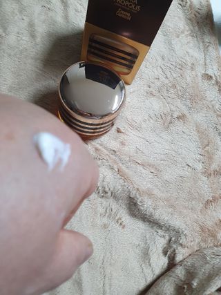 자민경 크레마카라콜 울트라 프로폴리스 하이드라 인텐스 크림 50ml — 5점을 준 리뷰어가 2021년 1월 올린 사용 사진