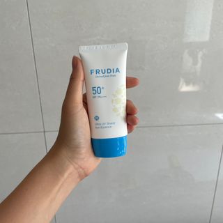 틱톡 [후르디아] 백탁NO! 화잘먹 수분광 선 에센스✨ — 4점을 준 리뷰어가 2023년 6월 올린 사용 사진