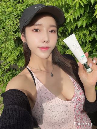 [AHC] 세이프온 에센스 선크림 올리브영 스페셜 증정 기획세트 — 5점을 준 리뷰어가 2022년 6월 올린 사용 사진