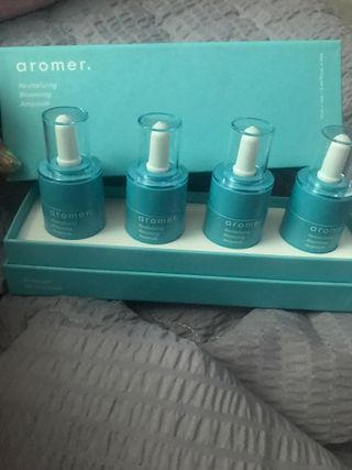 아로메르 리바이탈라이징 블루밍 앰플 10ml x 4ea — 4점을 준 리뷰어가 2021년 8월 올린 사용 사진