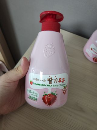 [과일나라] 피부가 마시는 딸기우유 바디클렌저&바디로션 — 5점을 준 리뷰어가 2022년 10월 올린 사용 사진