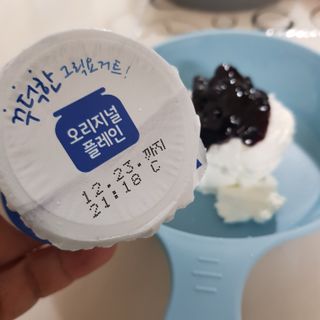 매일바이오 그릭요거트 오리지널 플레인 4개, 로스터리 커피믹스 4개 — 5점을 준 리뷰어가 2021년 12월 올린 사용 사진