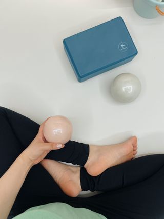 [트라택] 홈 필라테스 SET [미니짐볼+웨이트볼(0.5kg&1kg+요가블럭] — 4점을 준 리뷰어가 2022년 7월 올린 사용 사진