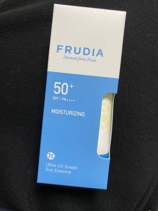 틱톡 [후르디아] 백탁NO! 화잘먹 수분광 선 에센스✨ — 5점을 준 리뷰어가 2023년 6월 올린 사용 사진