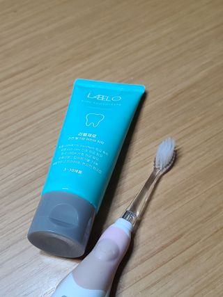 치과에서 쓰는 치약 _ 라벨제로 저불소 꼬마, 키즈, 유아, 베이비, 주니어 안전한 어린이치약 — 5점을 준 리뷰어가 2022년 10월 올린 사용 사진