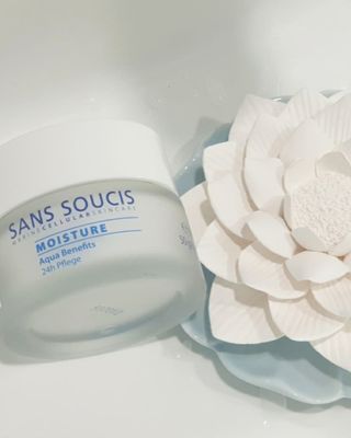 산수시 아쿠아 베네핏 24h 수부지 물광 속건조 수분크림 50ml — 4점을 준 리뷰어가 2021년 8월 올린 사용 사진