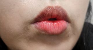틱톡 [후르디아] 튼입술해결템 올리브영 블루베리 하이드레이팅 허니 립밤 — 5점을 준 리뷰어가 2023년 12월 올린 사용 사진