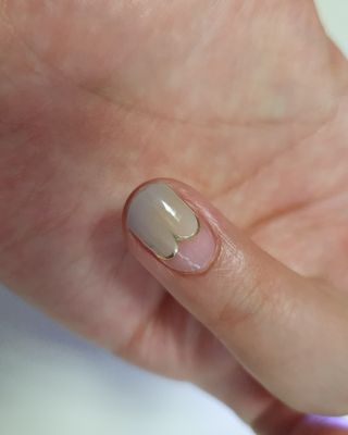 [네일가게] 햇빛에 닿으면 색이 변하는 신기한 햇살 반전 네일스티커 — 5점을 준 리뷰어가 2021년 8월 올린 사용 사진