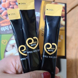 짜먹는 이지견과 짜먹는 이지아몬드, 짜먹는 이지허니피넛, 짜먹는 이지캐슈넛 각 10g X  10포 — 5점을 준 리뷰어가 2021년 2월 올린 사용 사진