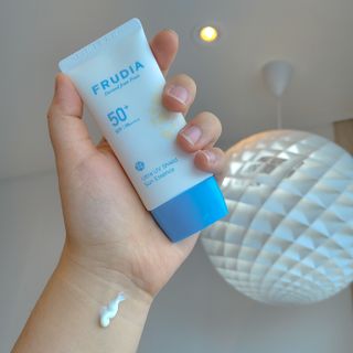 틱톡 [후르디아] 백탁NO! 화잘먹 수분광 선 에센스✨ — 5점을 준 리뷰어가 2023년 6월 올린 사용 사진