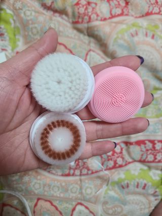 디하우트 랩 디하우트랩 클렌징 피부관리기 진동클렌저 실리콘+2종 인조모 브러시 — 4.5점을 준 리뷰어가 2021년 11월 올린 사용 사진