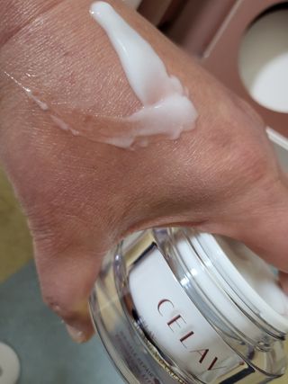 프리마인 바르기만 하면 철벽 스킨케어+24시간 마스크팩 효과. 셀라브 리제너레이팅 시스템 부스터+크림 세트 — 5점을 준 리뷰어가 2023년 4월 올린 사용 사진