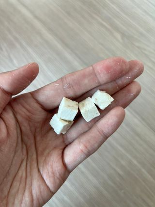 [펫시밀] 원물그대로 영양듬뿍 동결건조 왕북어트릿300g,왕치킨트릿400g,열빙어트릿300g 대용량 간식 — 5점을 준 리뷰어가 2023년 5월 올린 사용 사진