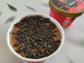 롯데제과 본젤라또 비스킷&바닐라카라멜바, 본젤라또 베리쇼콜라컵 — 2점을 준 리뷰어가 2021년 11월 올린 사용 사진