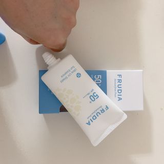 틱톡 [후르디아] 백탁NO! 화잘먹 수분광 선 에센스✨ — 5점을 준 리뷰어가 2023년 5월 올린 사용 사진