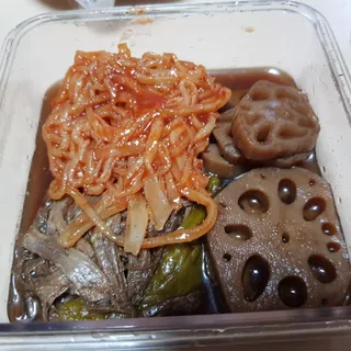 하나마이 [마마쿡] 전 청와대 천상현 셰프의 밑반찬  5종세트(소고기 장조림+연근조림+진미채+간장김자반+새우김자반) — 5점을 준 리뷰어가 2023년 4월 올린 사용 사진