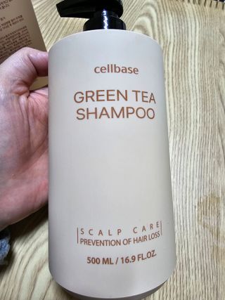 프리마인 더이상 뻣뻣하고 효과없는 탈모샴푸는 NO. 근본부터 케어하는 셀베이스 그린티샴푸(500ml) — 5점을 준 리뷰어가 2023년 4월 올린 사용 사진