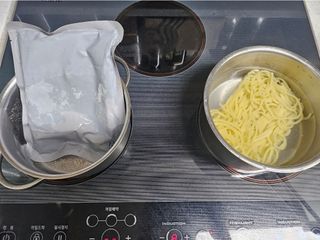 프레시지 *구매평/중식대가여경래 짜장면 2인분 (냉동) — 5점을 준 리뷰어가 2025년 9월 올린 사용 사진