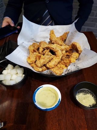 [교촌치킨 영등포역점] 치킨 메뉴 중 택1 — 5점을 준 리뷰어가 2021년 1월 올린 사용 사진