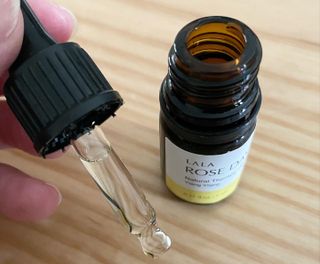 라라로즈데이 시즌2 천연 아로마오일 Y존 케어 속옷향수 이너퍼퓸 5ml  여성의 자존감을 UP시키자 — 5점을 준 리뷰어가 2021년 8월 올린 사용 사진
