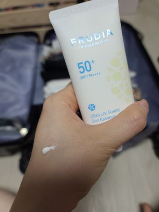 틱톡 [후르디아] 백탁NO! 화잘먹 수분광 선 에센스✨ — 5점을 준 리뷰어가 2023년 5월 올린 사용 사진