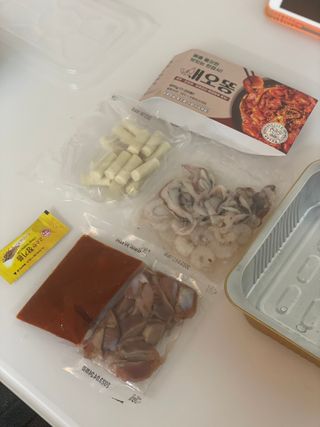 화끈한녀석들 새오똥400g 새우,오징어,똥집 볶음요리 소스,밀떡, 참기름 포함 — 5점을 준 리뷰어가 2022년 11월 올린 사용 사진
