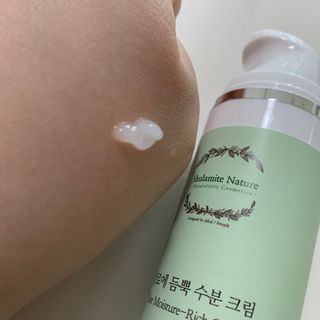 술람미네이처 자연주의 화장품ㅣ속보습 충전 + 민감/트러블 피부 진정 - 알로에 듬뿍 수분 크림 50ml — 4점을 준 리뷰어가 2022년 6월 올린 사용 사진