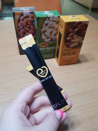짜먹는 이지견과 짜먹는 이지아몬드, 짜먹는 이지허니피넛, 짜먹는 이지캐슈넛 각 10g X  10포 — 5점을 준 리뷰어가 2021년 2월 올린 사용 사진