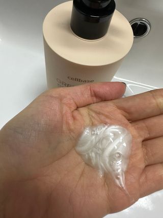 프리마인 더이상 뻣뻣하고 효과없는 탈모샴푸는 NO. 근본부터 케어하는 셀베이스 그린티샴푸(500ml) — 5점을 준 리뷰어가 2023년 1월 올린 사용 사진