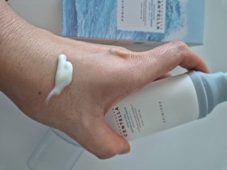 [스킨1004] 마다가스카르 센텔라 히알루-시카 워터핏 선세럼 50ml — 5점을 준 리뷰어가 2024년 5월 올린 사용 사진