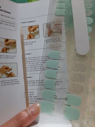 [네일가게] 햇빛에 닿으면 색이 변하는 신기한 햇살 반전 네일스티커 — 5점을 준 리뷰어가 2021년 8월 올린 사용 사진
