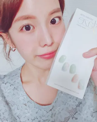 데싱디바 글레이즈 젤네일 포일 이펙트 네일_4종 중 택 1 — 5점을 준 리뷰어가 2021년 9월 올린 사용 사진