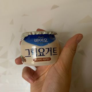 매일바이오 그릭요거트 오리지널 플레인 4개, 로스터리 커피믹스 4개 — 5점을 준 리뷰어가 2021년 12월 올린 사용 사진