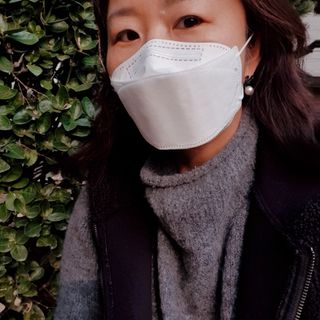 위케어 KF94 마스크 숨쉬기편한 귀안아픈마스크 국산원부자재 사용 식약처 승인 마스크 — 5점을 준 리뷰어가 2021년 3월 올린 사용 사진