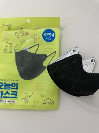 [심폐소생소] 오늘의마스크 KF94 소형 초등학생 어린이 마스크 — 4.5점을 준 리뷰어가 2021년 12월 올린 사용 사진