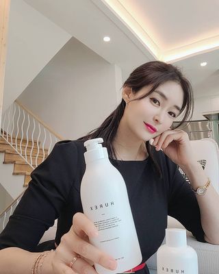 [HUREX] 휴렉스 볼류마이징 탈모완화 기능성 샴푸 본품+휴대용 — 4.5점을 준 리뷰어가 2021년 8월 올린 사용 사진