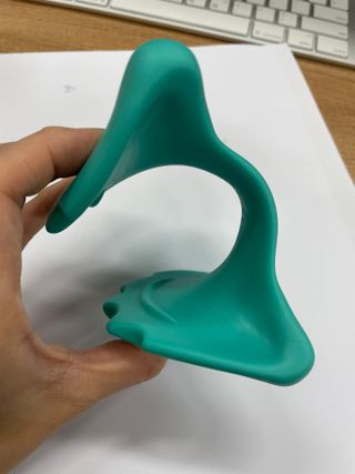 힐니스북 [힐마이넥]   거북목 통증완화를 위한 휴대용 목 안마기 — 4점을 준 리뷰어가 2022년 12월 올린 사용 사진