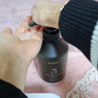 르핸스 퍼포밍 5 샴푸 비반트 포렛/베티버 포그 — 5점을 준 리뷰어가 2023년 2월 올린 사용 사진
