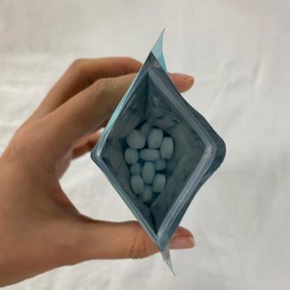 입 냄새 완화에 도움을 주는 에티켓 캔디 앳캔디 스트롱민트 — 5점을 준 리뷰어가 2021년 1월 올린 사용 사진