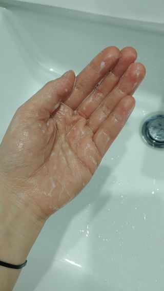 프리마인 더이상 뻣뻣하고 효과없는 탈모샴푸는 NO. 근본부터 케어하는 셀베이스 그린티샴푸(500ml) — 5점을 준 리뷰어가 2023년 4월 올린 사용 사진