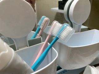 펙트럼 안티박 프리미엄 칫솔 8개입 — 5점을 준 리뷰어가 2023년 12월 올린 사용 사진