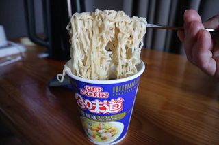 NISSIN 닛신 컵누들  4종 - 씨푸드오리지날, 씨푸드 스파이시, 씨푸드 커리, 씨푸드 XO소스 — 5점을 준 리뷰어가 2022년 2월 올린 사용 사진