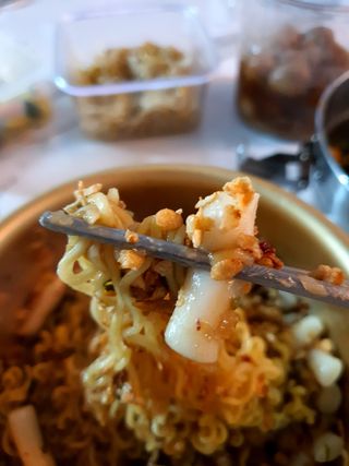더밥  고추마녀 라볶이 +  나이스미 무설탕 현미후레이크 — 3점을 준 리뷰어가 2021년 10월 올린 사용 사진