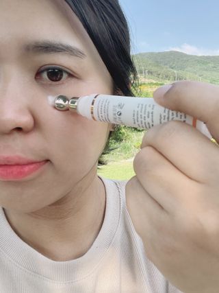 산수시 일루미네이팅 펄 영양 다크서클 스틱 아이 크림 케어 15ml — 5점을 준 리뷰어가 2021년 6월 올린 사용 사진