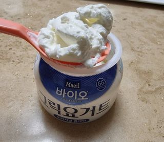 매일바이오 그릭요거트 오리지널 플레인 4개, 로스터리 커피믹스 4개 — 5점을 준 리뷰어가 2021년 12월 올린 사용 사진
